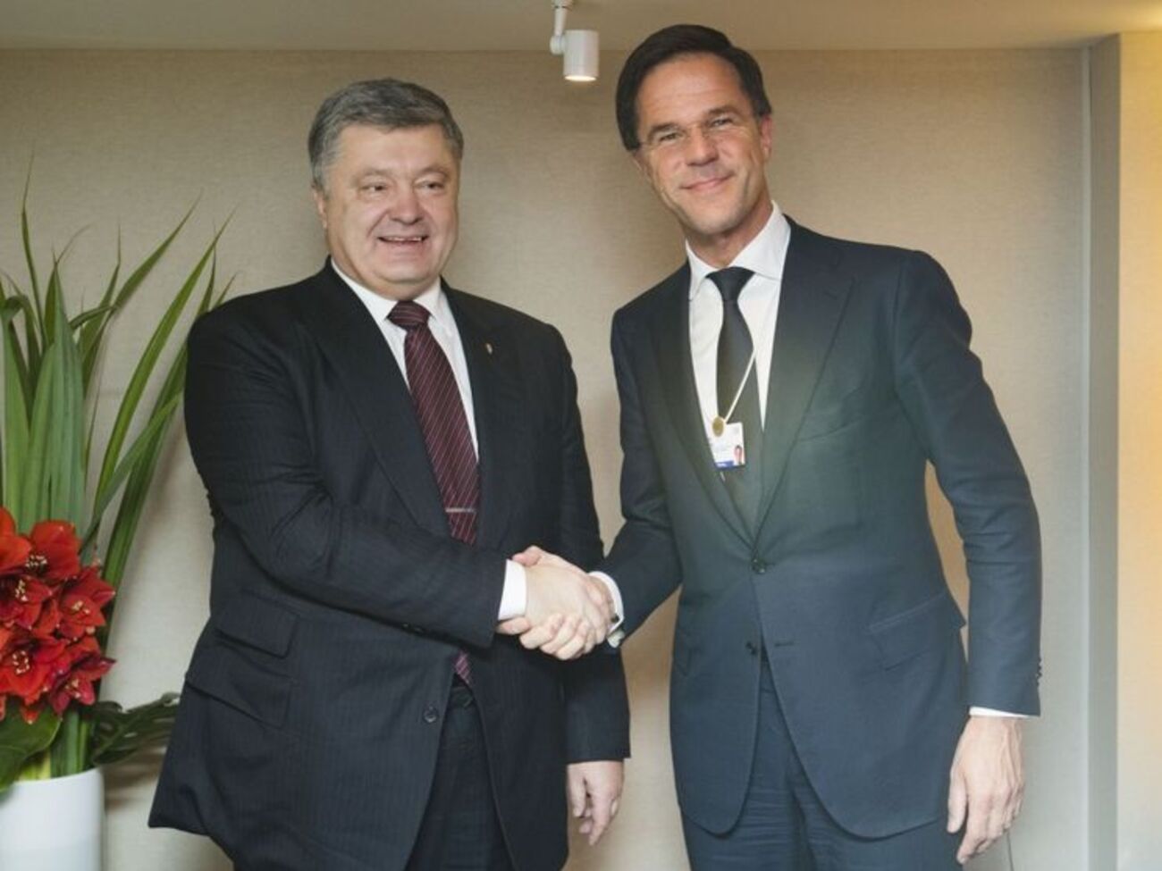 Порошенко зустрівся з Рютте на форумі в Давосі