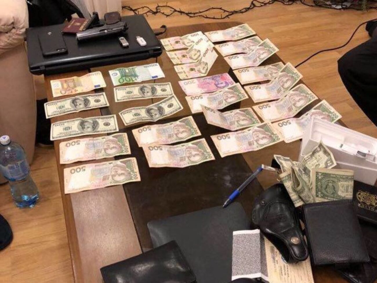 В рамках расследования провели 35 обысков