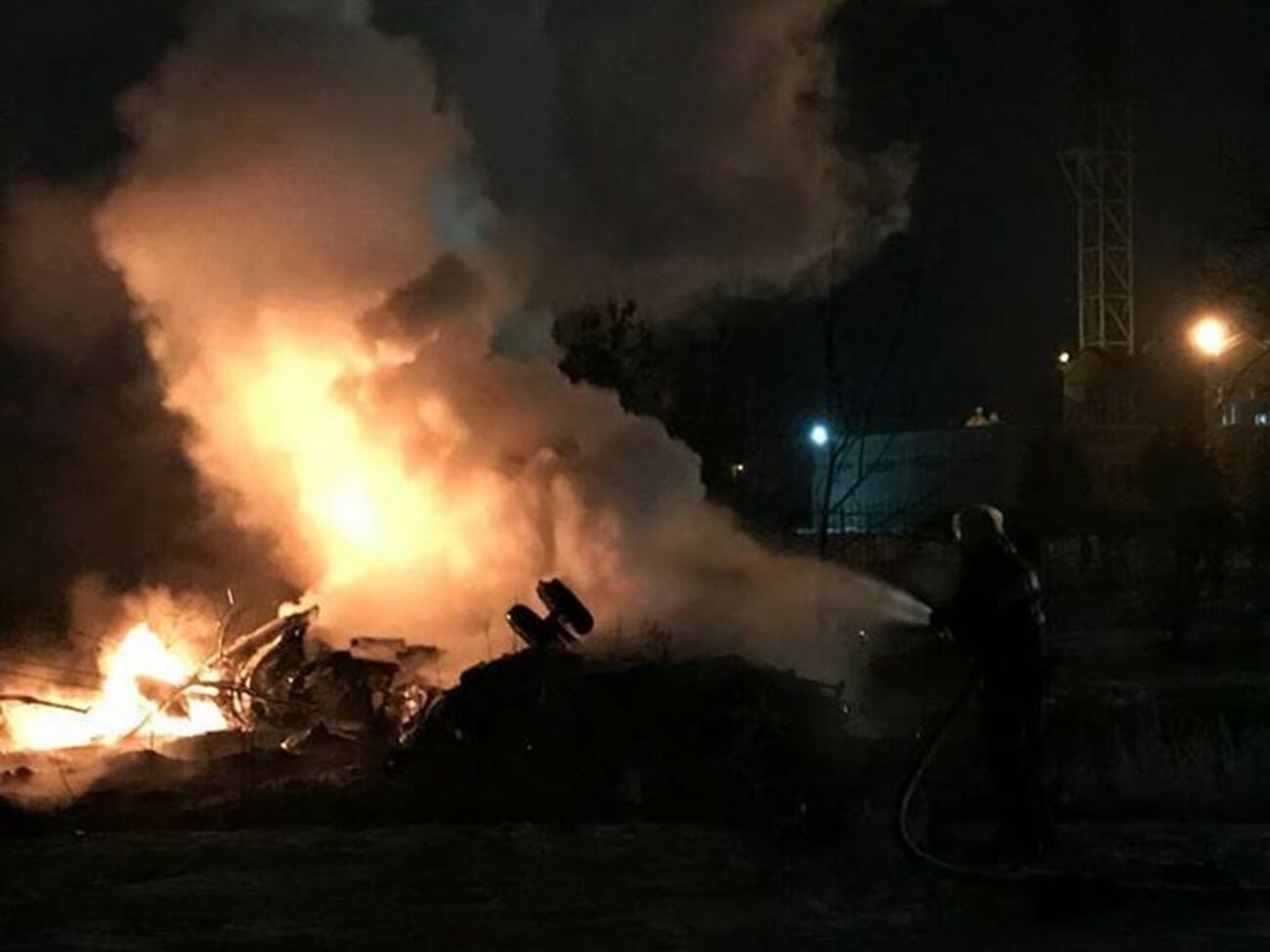 Вертолет после падения загорелся