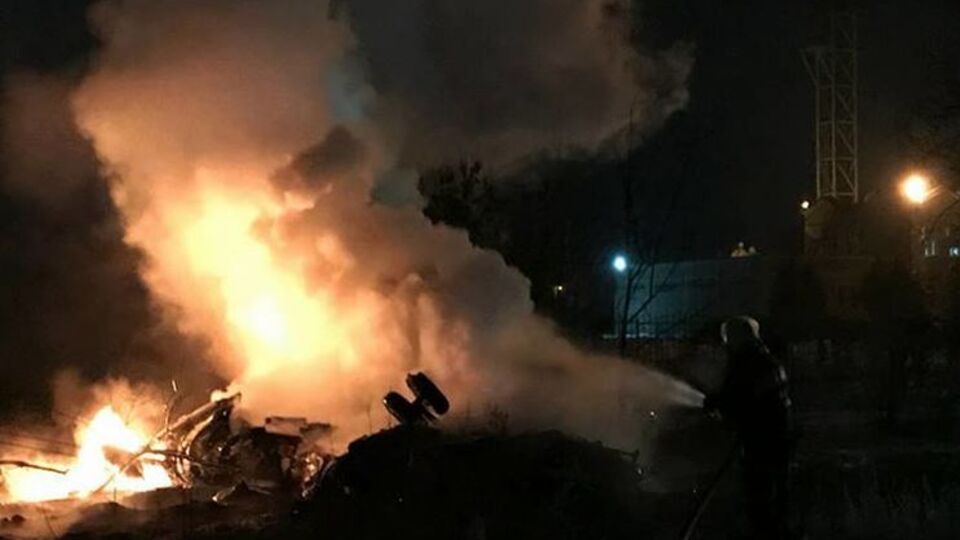 Вертолет после падения загорелся