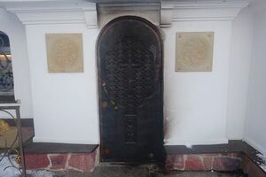 Вокруг здания монастыря обнаружили бутылки со смесью