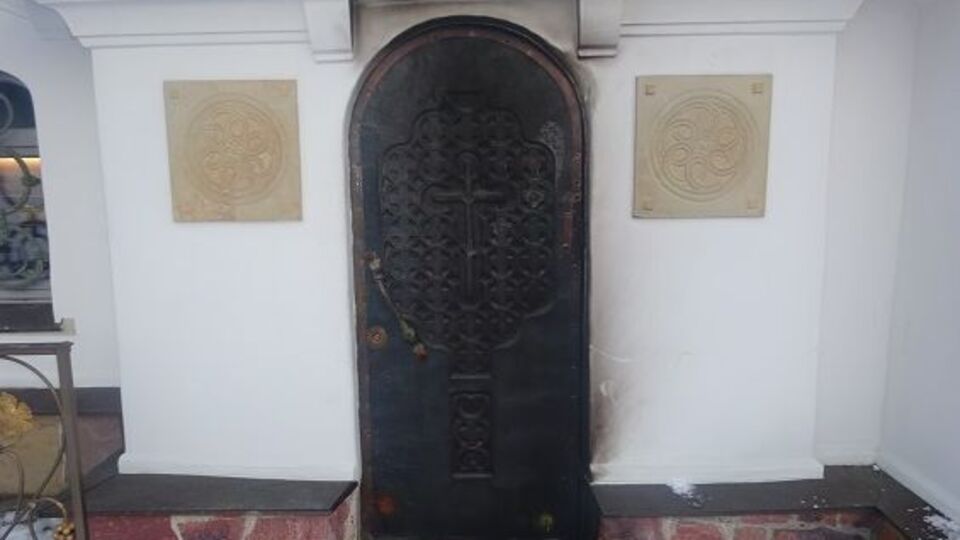 Вокруг здания монастыря обнаружили бутылки со смесью