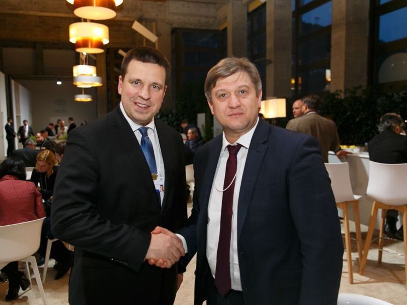 Министр финансов Украины Александр Данилюк (справа) пообещал Ратасу урегулировать ситуацию