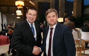 Міністр фінансів України Олександр Данилюк (праворуч) пообіцяв Ратасу врегулювати ситуацію