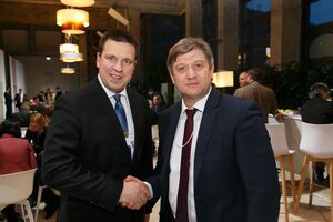 Министр финансов Украины Александр Данилюк (справа) пообещал Ратасу урегулировать ситуацию