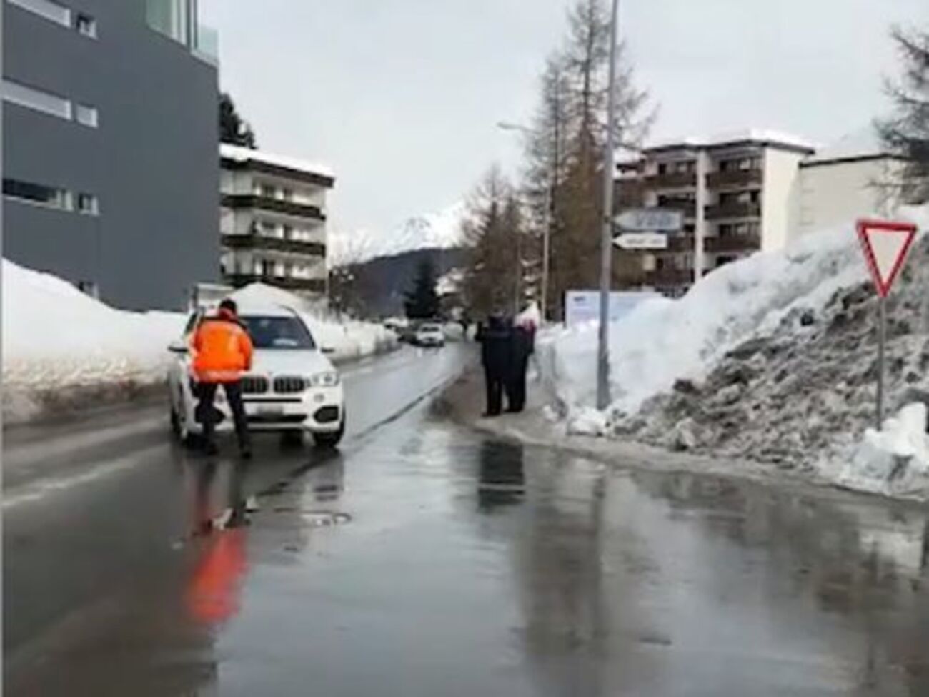 Полицейский пытался остановить автомобиль