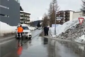 Поліцейський намагався зупинити автомобіль
