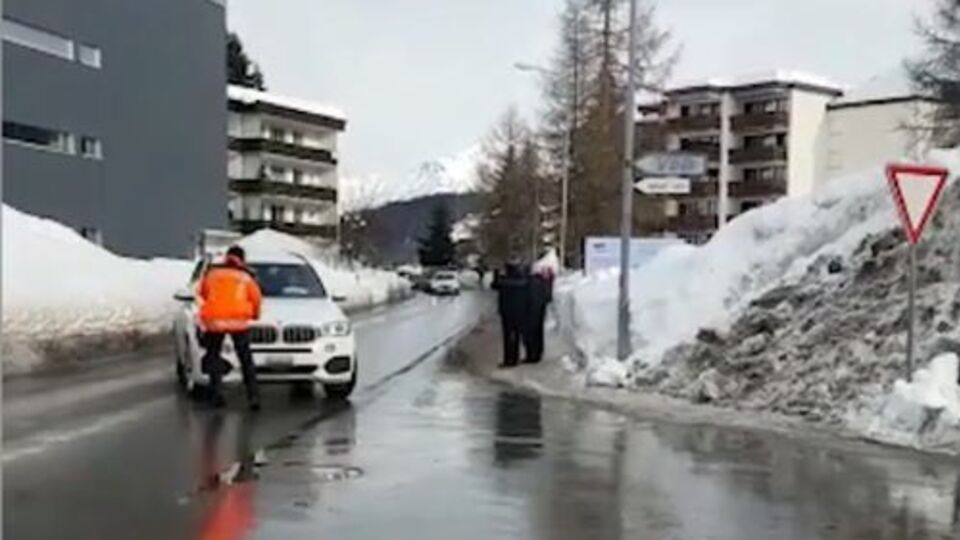 Полицейский пытался остановить автомобиль