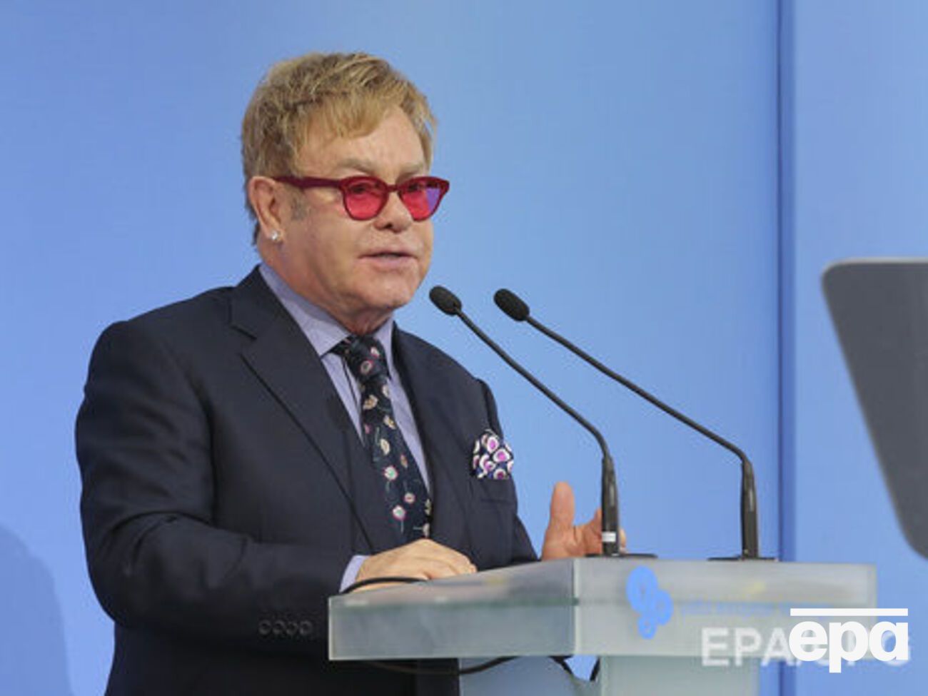 Елтон Джон: Я можу зрозуміти, як спілкувалися з жінками від початку часів