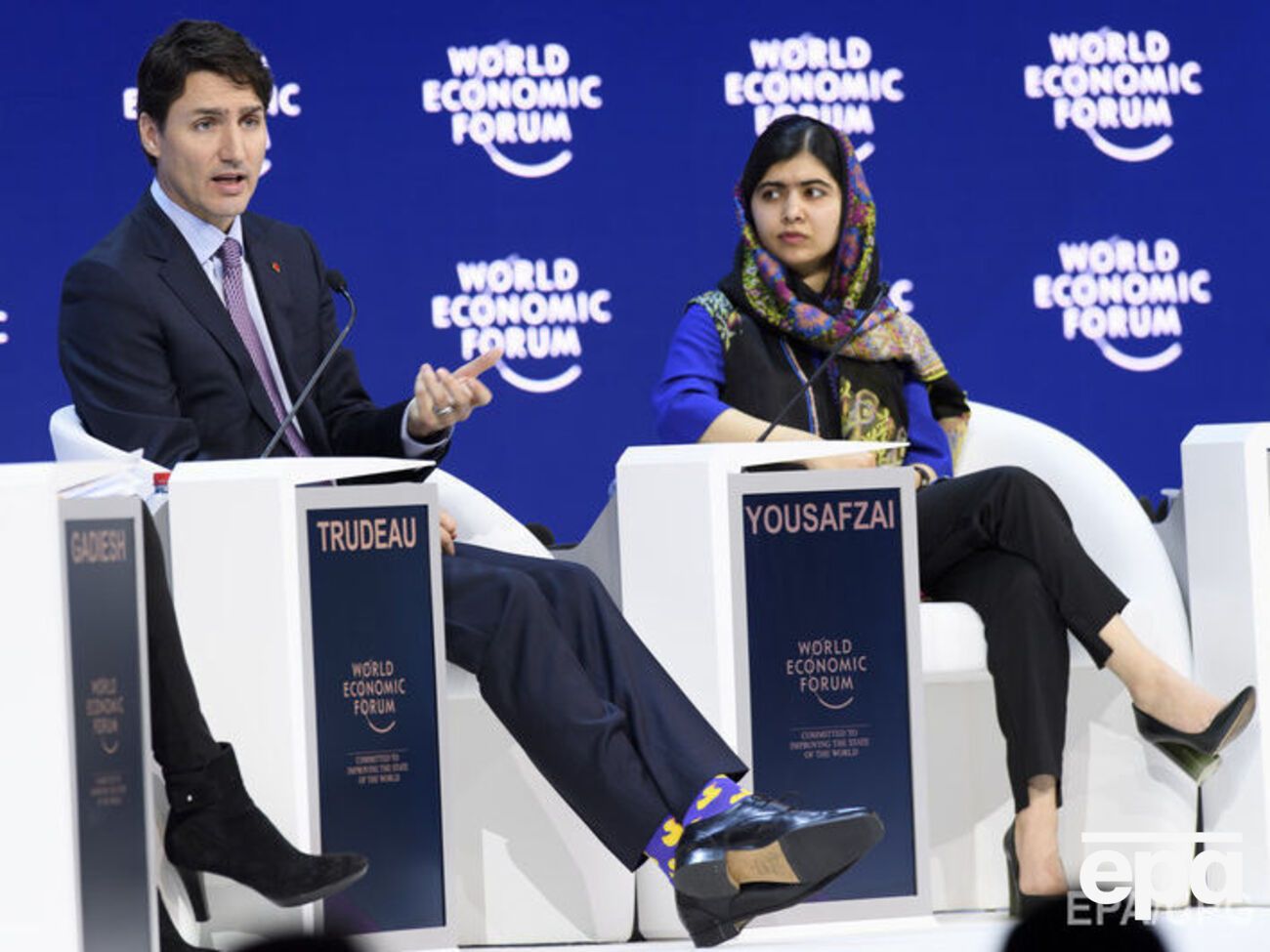 Трюдо пришел в забавных носках на форум в Давосе