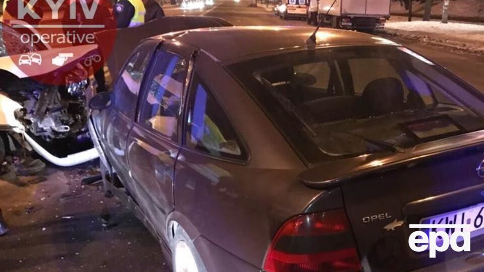 По предварительным данным, водитель Volkswagen хотел повернуть через двойную сплошную полосу