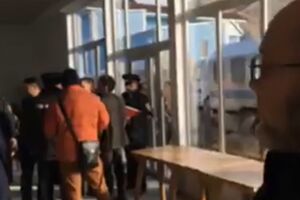 Чубаров: Учасники зустрічі продовжують засідання, незважаючи на те, що в залі перебувають численні поліцейські