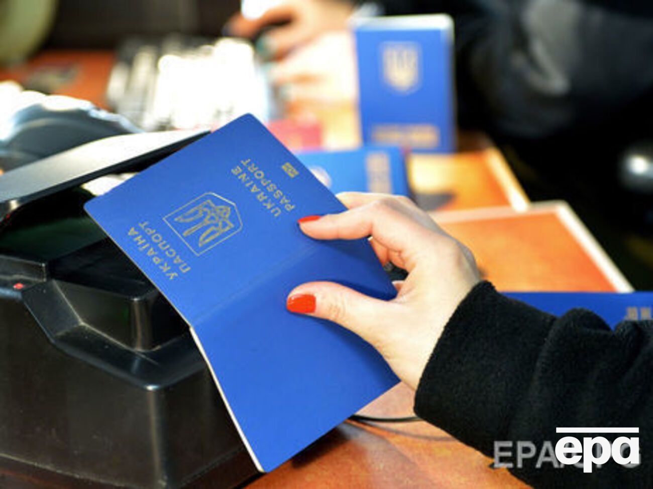 Для безвізового виїзду за кордон українцям потрібні біометричні паспорти