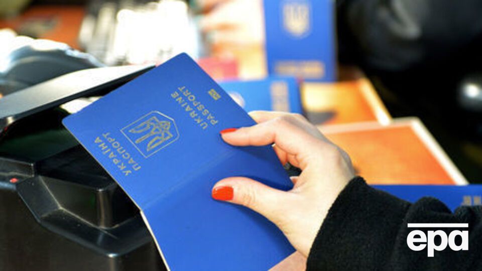 Для безвізового виїзду за кордон українцям потрібні біометричні паспорти