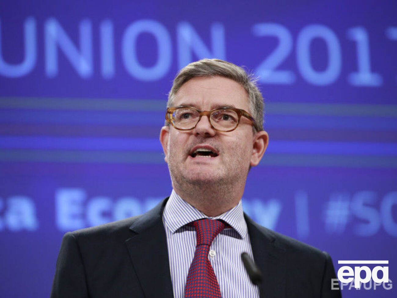 Кинг заявил, что российские военные, очевидно, "воспринимают интернет как новое поле боя, в котором дезинформация используется как оружие"