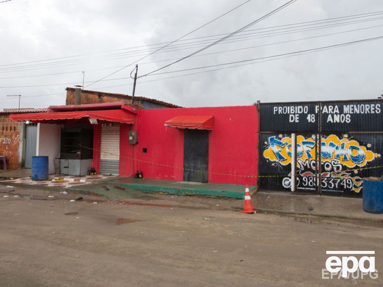 Группа вооруженных людей подъехала к клубу и начала стрелять без разбора