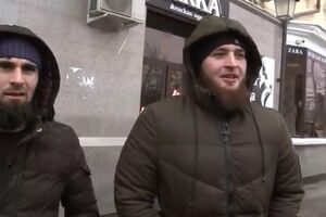 Чоловік на вулиці почав ображати Собчак: Ніхто не радий вам. Я за весь народ. Я представник Чеченської Республіки