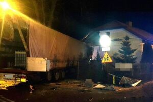 Фура частично разрушила стену детской комнаты