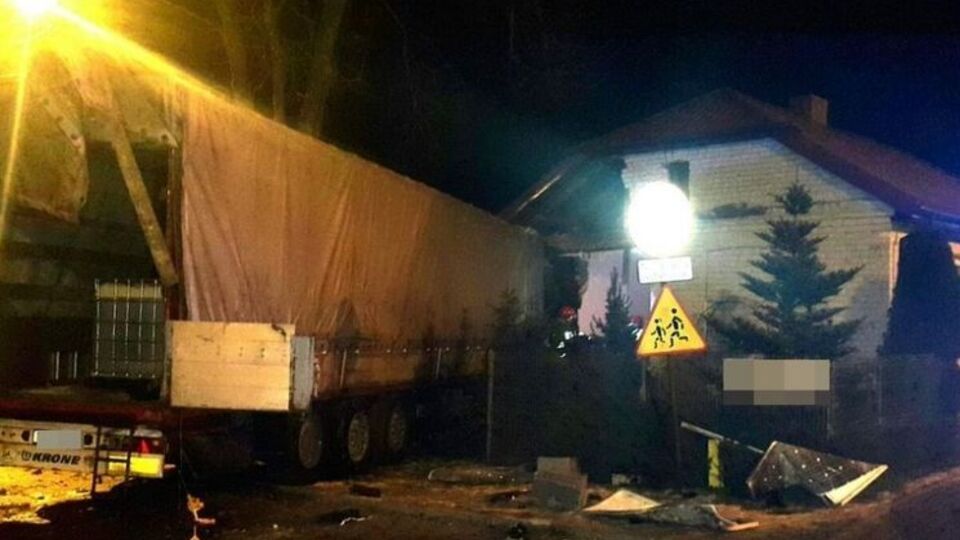 Фура частично разрушила стену детской комнаты