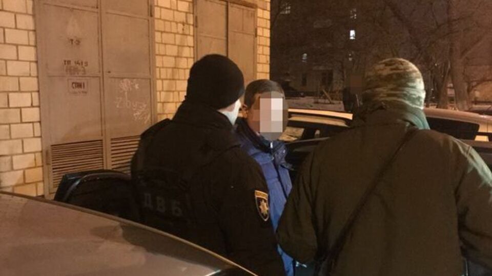 Полицейских задержали во время получения взятки