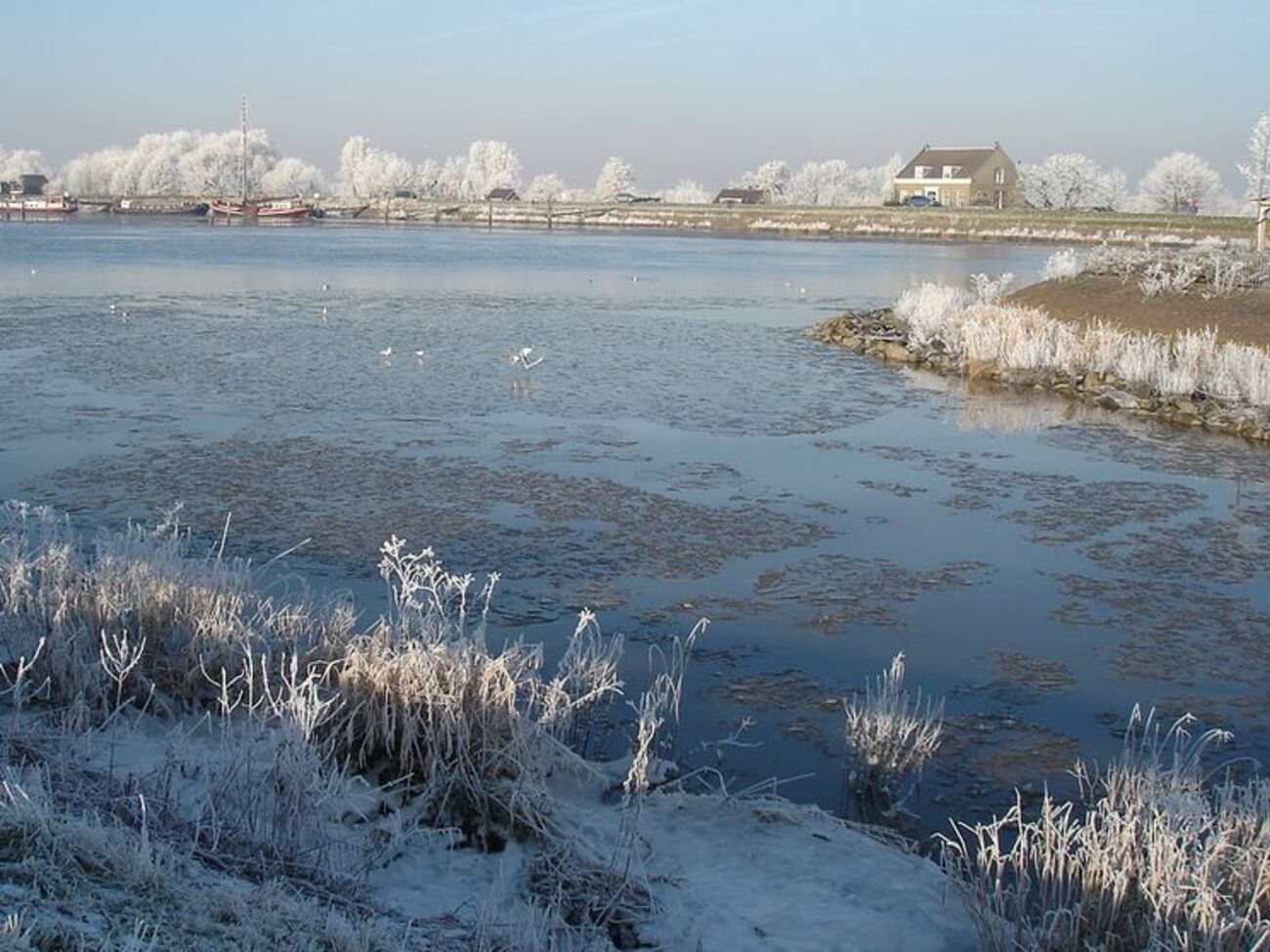 Мальчик утонул, провалившись под лед озера