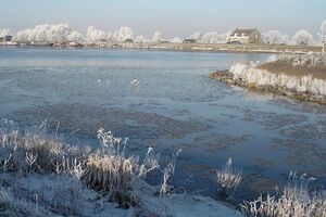 Мальчик утонул, провалившись под лед озера