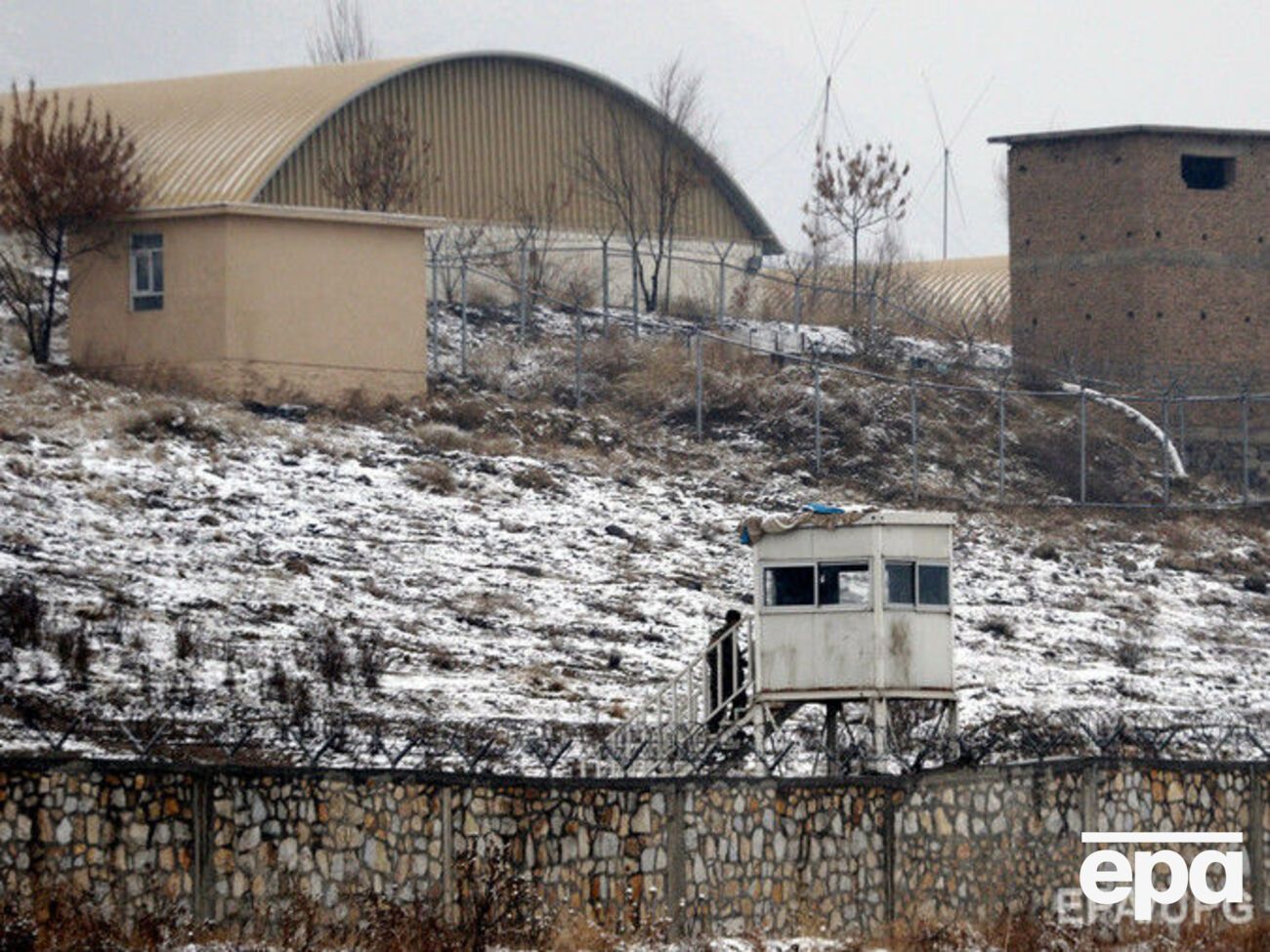 В нападении на военную базу в Кабуле участвовали пятеро боевиков, рассказал спикер министерства обороны Афганистана