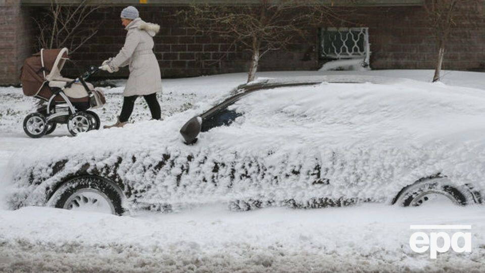 Із відлигою висипані на дороги України реагенти потрапляють у водойми