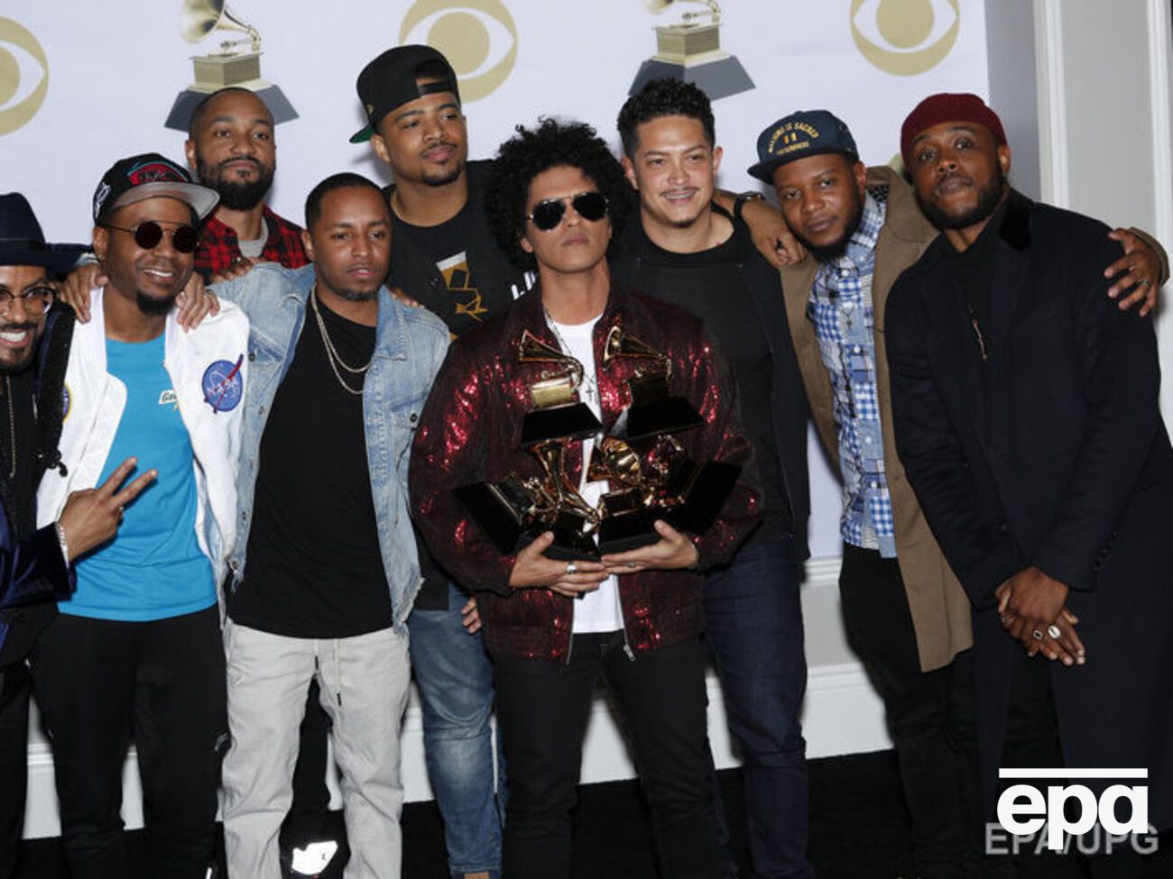 Бруно Марс (у центрі) став тріумфатором церемонії