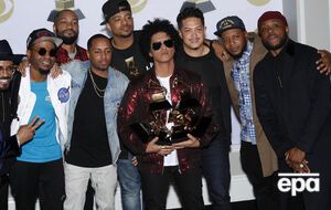 Бруно Марс (у центрі) став тріумфатором церемонії