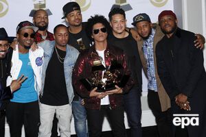 Бруно Марс (у центрі) став тріумфатором церемонії