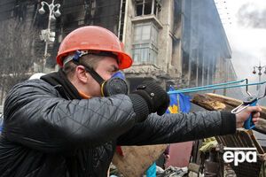 Дом профсоюзов (на заднем плане) сгорел в разгар акций протеста на Майдане