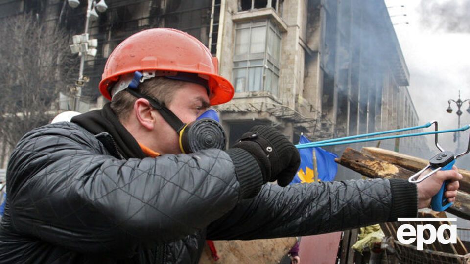 Дом профсоюзов (на заднем плане) сгорел в разгар акций протеста на Майдане