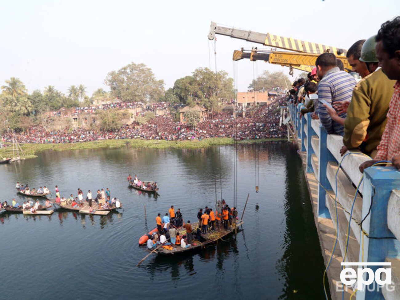 Рятувальну операцію на місці аварії автобуса супроводжувала акція протесту місцевих жителів