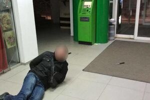 На подозреваемого полицейские надели наручники