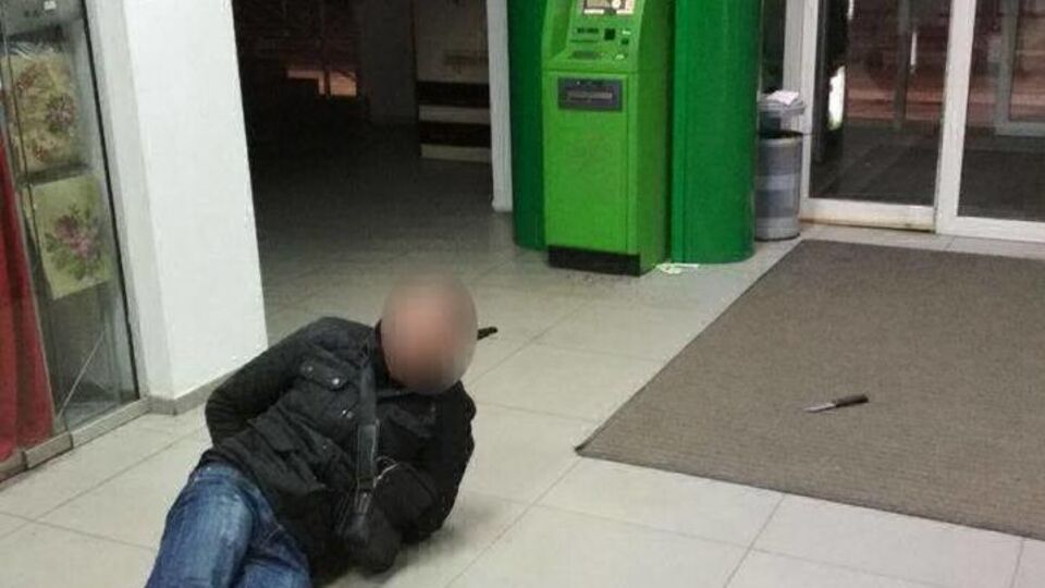 На подозреваемого полицейские надели наручники