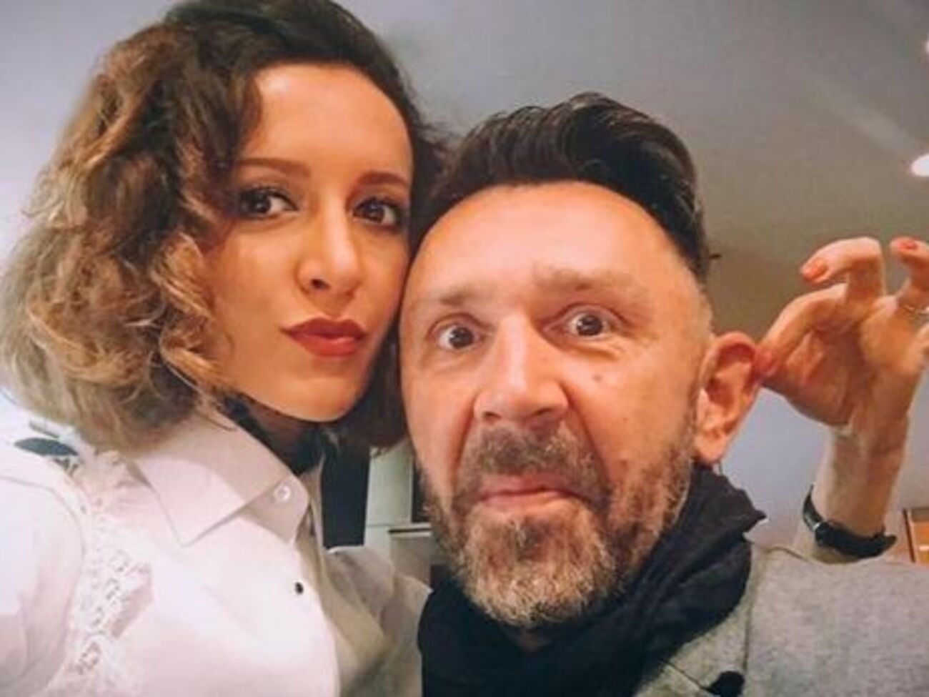 Шнуров ушел в отрыв с женой и другом