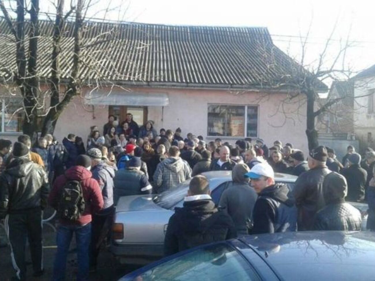 В селе перекрыли дорогу