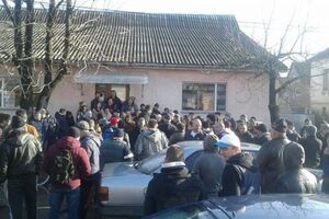 У селі перекрили дорогу