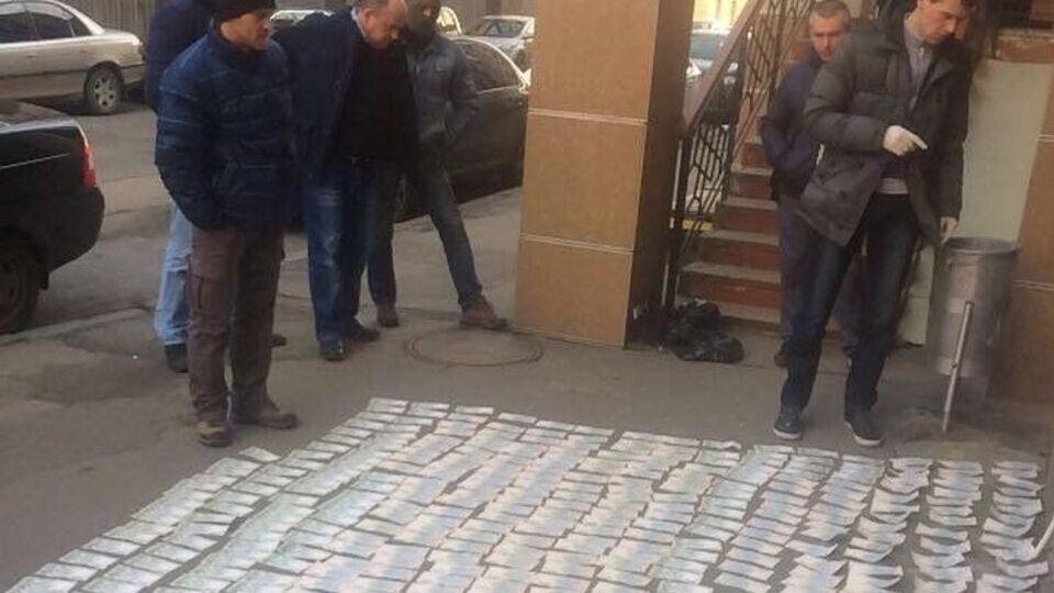 Правоохранители задержали чиновника ГФС во время получения взятки