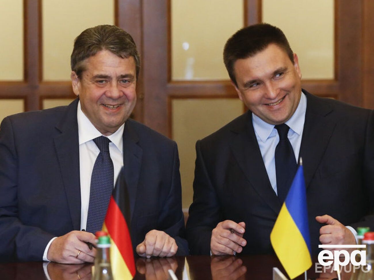 Клімкін (на фото праворуч): І зараз є, звичайно, компанії, які дозволяють своїм ритейлерам &ndash; наприклад, Volkswagen або Adidas &ndash; Крим зараховувати до території Росії. Ми їх, безумовно, дістанемо