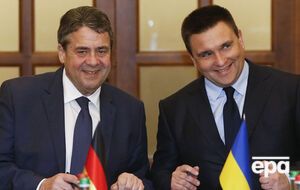 Климкин (на фото справа): И сейчас есть, конечно, компании, которые позволяют своим ретейлерам – например, Volkswagen или Adidas – Крым причислять к территории России. Мы их, безусловно, достанем