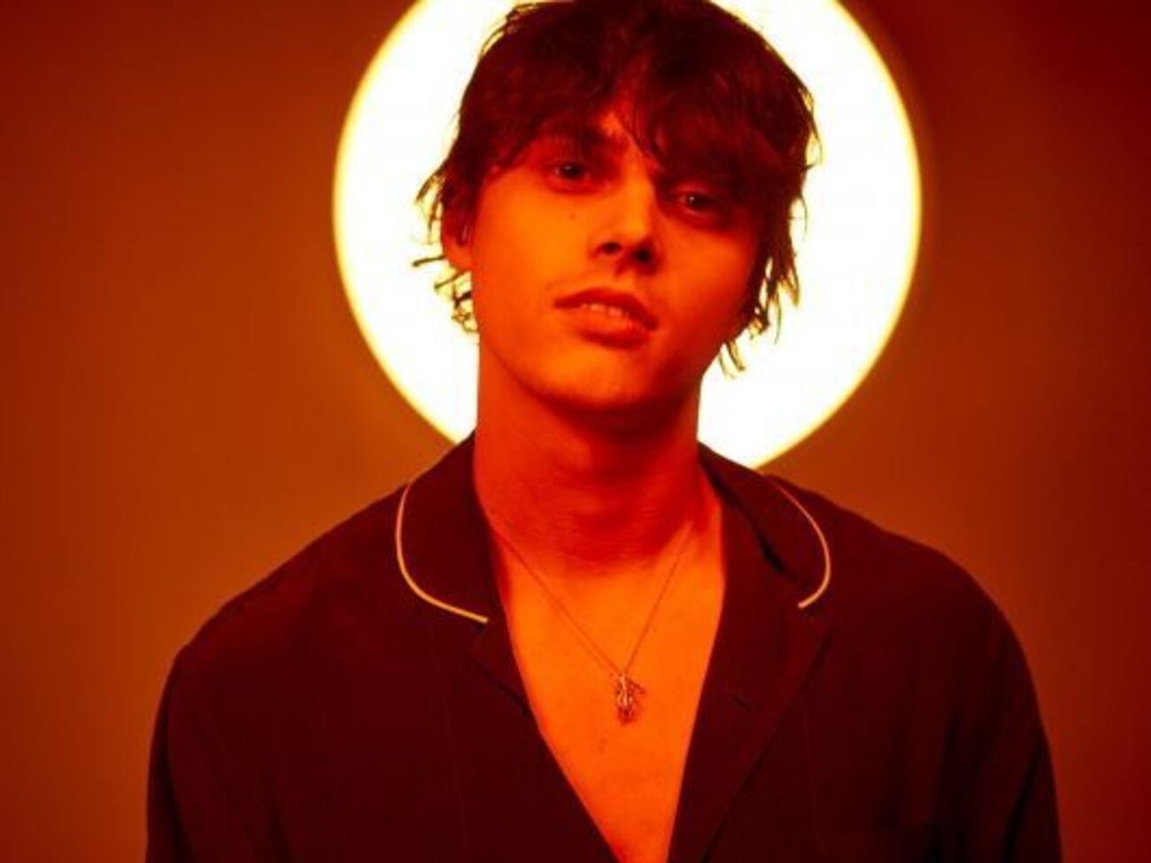 Сюжет клипа раскрывает закулисную жизнь популярного артиста