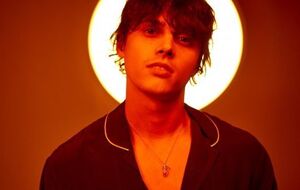 Сюжет клипа раскрывает закулисную жизнь популярного артиста