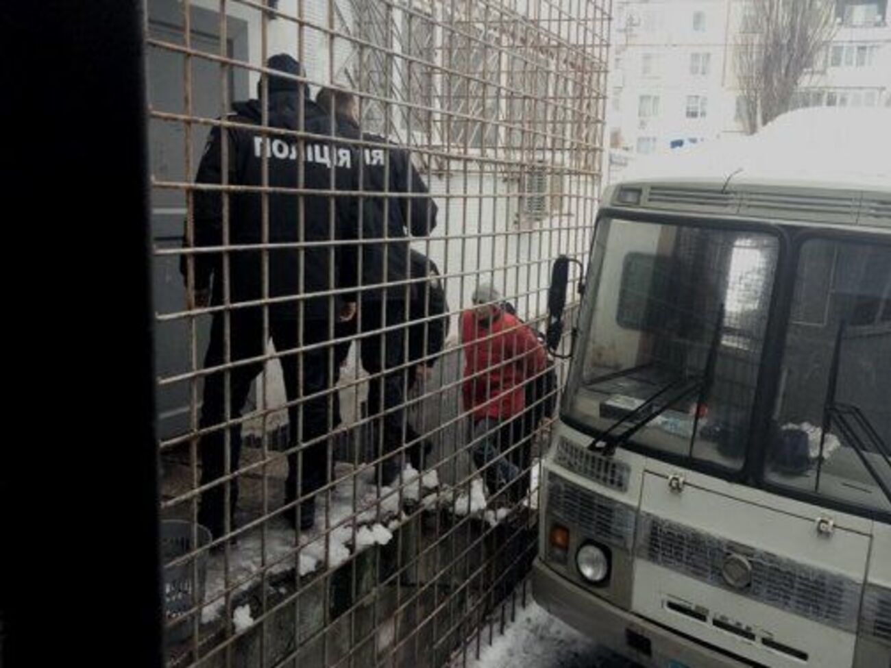 Топаза доставили в суд