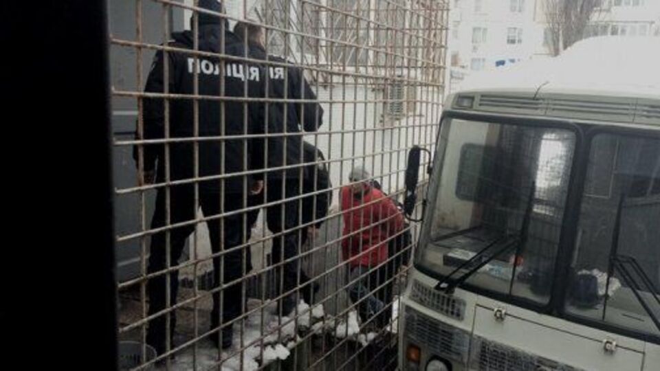 Топаза привезли в суд