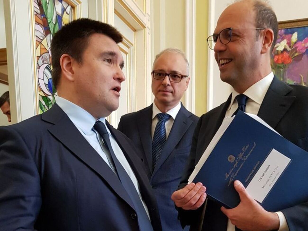 Альфано (справа): Мы привержены устойчивому и долгосрочному решению кризиса