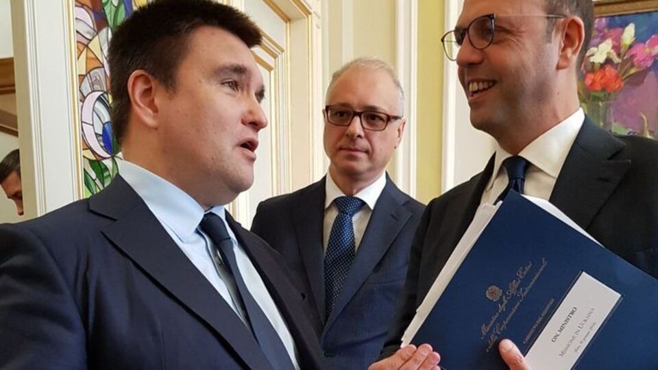 Альфано (справа): Мы привержены устойчивому и долгосрочному решению кризиса