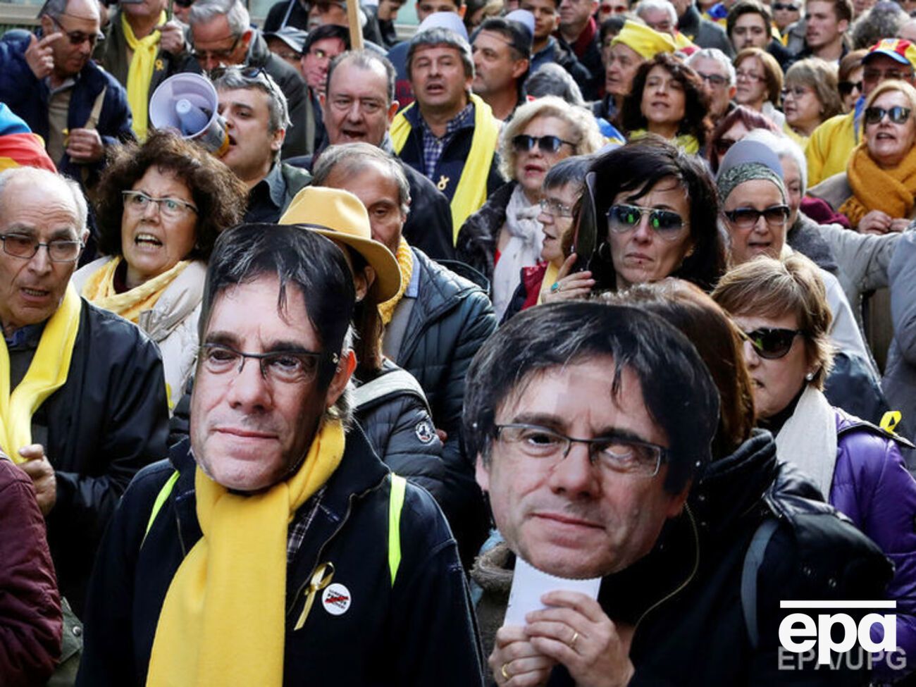 "Пучдемон – наш президент". Мітингувальники прорвали кордон поліції біля парламенту Каталонії. Фоторепортаж