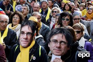 "Пучдемон – наш президент". Мітингувальники прорвали кордон поліції біля парламенту Каталонії. Фоторепортаж